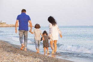 family-fotografia-mare-spiaggia-famiglia-fotografia di famiglia-raffaella cabiddu-fotografa.jpg