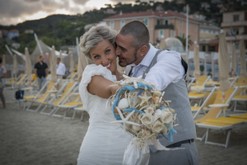 erica-e-antonio-soleluna-spiaggia.jpg